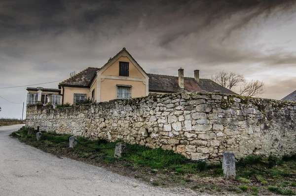 Oude muur met villa — Stockfoto