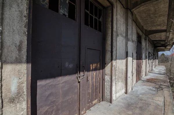 Portões de ferro na antiga fábrica — Fotografia de Stock
