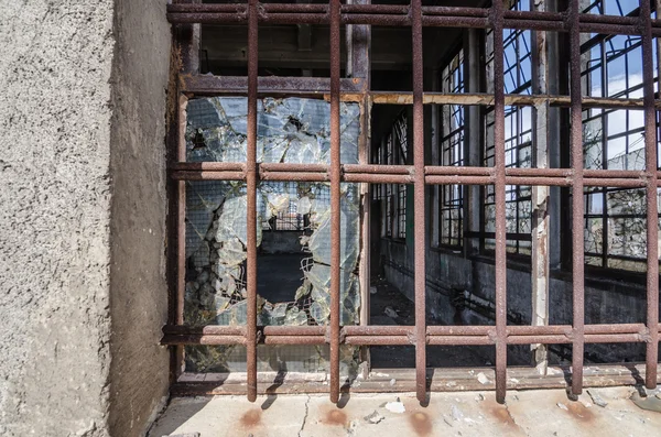 Fenster mit Eisenstangen — Stockfoto