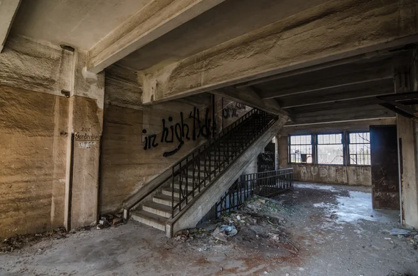 Лестница на заброшенном заводе — стоковое фото