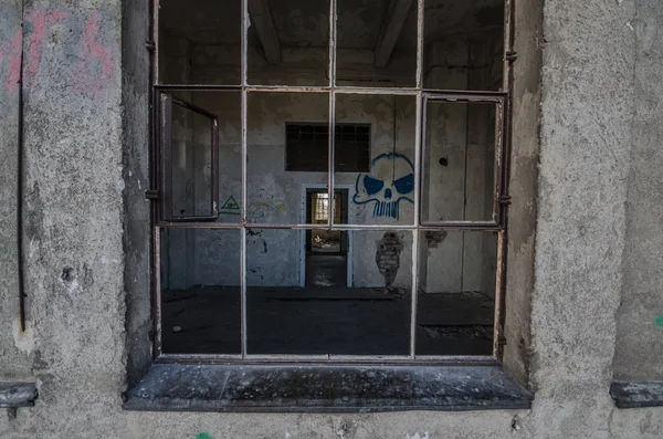 Fenster aus Eisen ohne Scheiben — Stockfoto