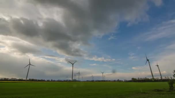 Sok pinwheels eső felhők timelapse — Stock videók