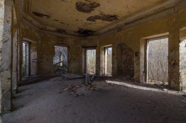 terk edilmiş avcı kulübesi içinde görünüm