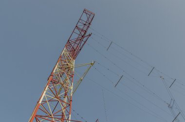 yüksek gönderme sistemi mavi gökyüzü