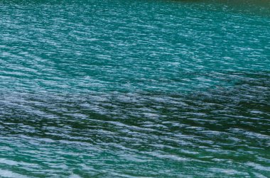 dalgalar ile güzel mavi göl