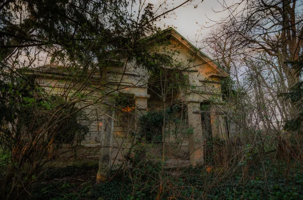 Abandoned hunting lodge — Stock Photo, Image