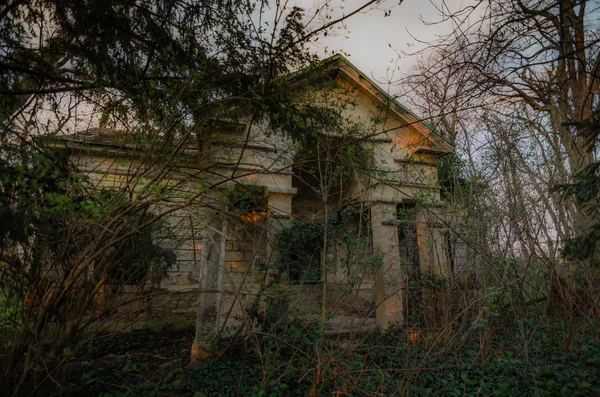 Pavillon de chasse abandonné — Photo