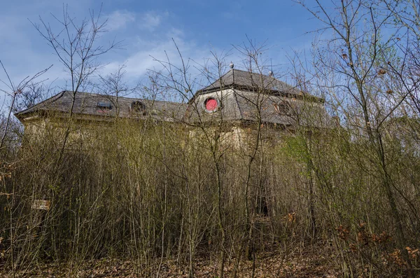 Pavillon de chasse en forêt — Photo