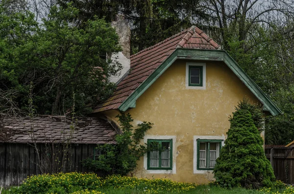 Pequeña casa vieja — Foto de Stock