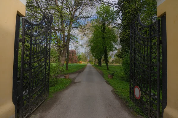 Portão de entrada no castelo — Fotografia de Stock