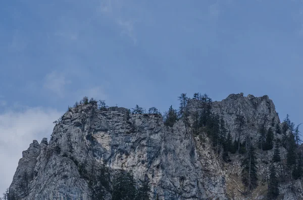 Höga klippiga berg och blå himmel — Stockfoto