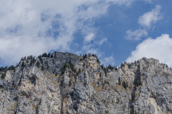 Berg und Wolken am Himmel — Stockfoto