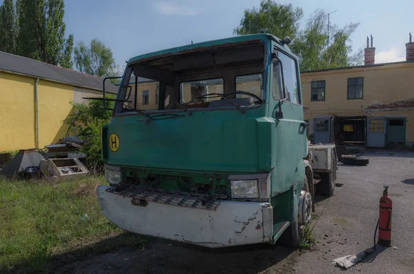 Caminhão velho na fábrica — Fotografia de Stock