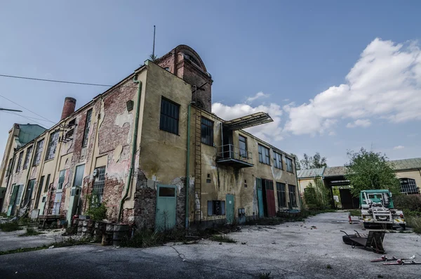 Verlassene bunte Fabrik — Stockfoto