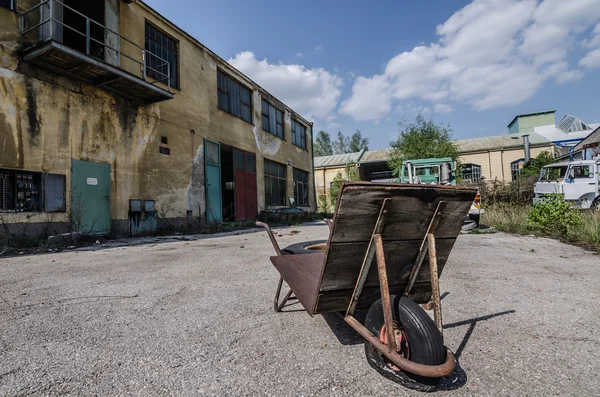 Verlassene Fabrik mit Schubkarre — Stockfoto