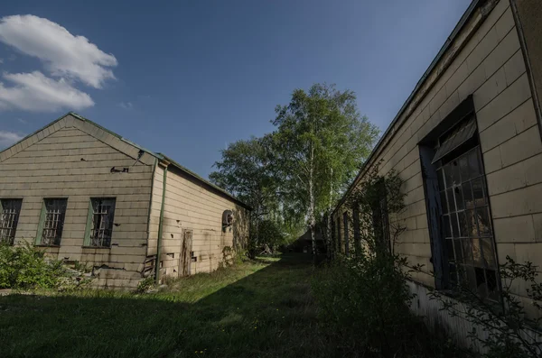 Velho edifício abandonado uma fábrica — Fotografia de Stock