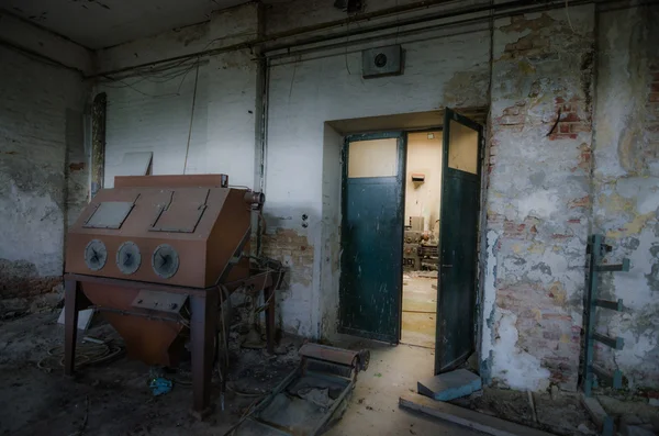 Empresa abandonada con luz — Foto de Stock