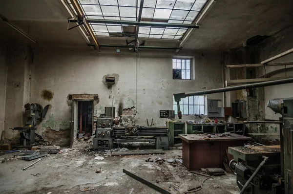 Εγκαταλελειμμένο εργοστάσιο με παράθυρα οροφής — Φωτογραφία Αρχείου
