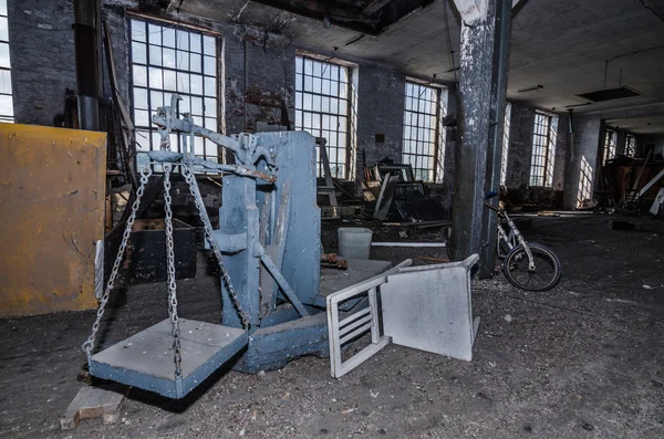 Blauwe weegschaal in de fabriek — Stockfoto