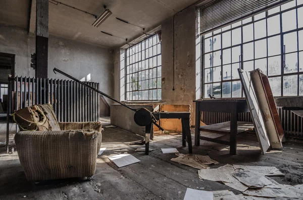 Cadeira com ferramentas na fábrica — Fotografia de Stock