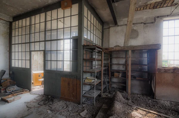 Salle de bureau avec usine de verre — Photo