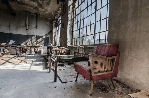 Κόκκινη καρέκλα στο εργοστάσιο — Φωτογραφία Αρχείου