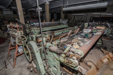 terk edilmiş iplik fabrikasında makine