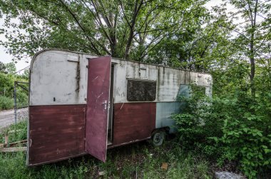 doğada eski karavan