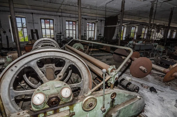 Stroje v opuštěné textilní továrny — Stock fotografie