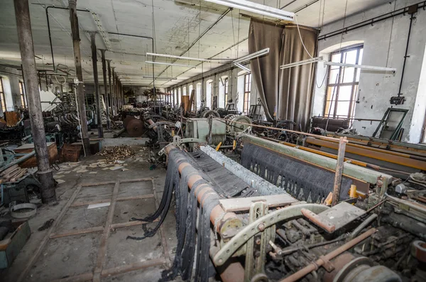 Stroje v opuštěné továrně na spřádání — Stock fotografie