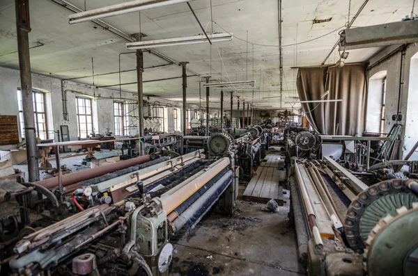 Mnoho strojů v továrně na textil — Stock fotografie