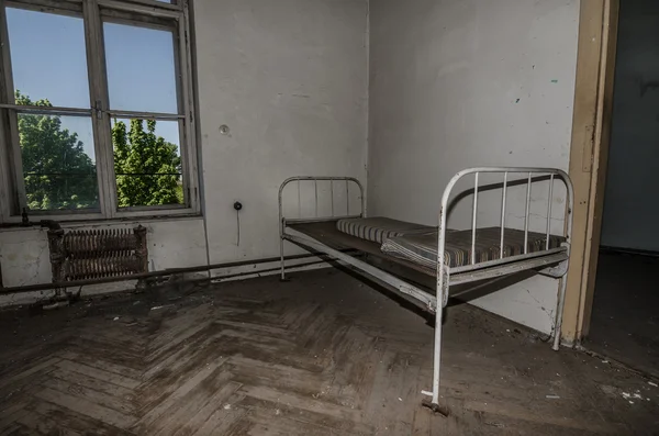Кімната зі старим ліжком — стокове фото