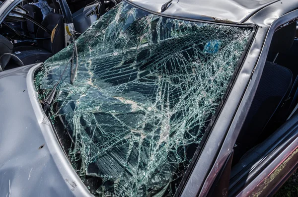 Parabrezza auto incidente rotto — Foto Stock