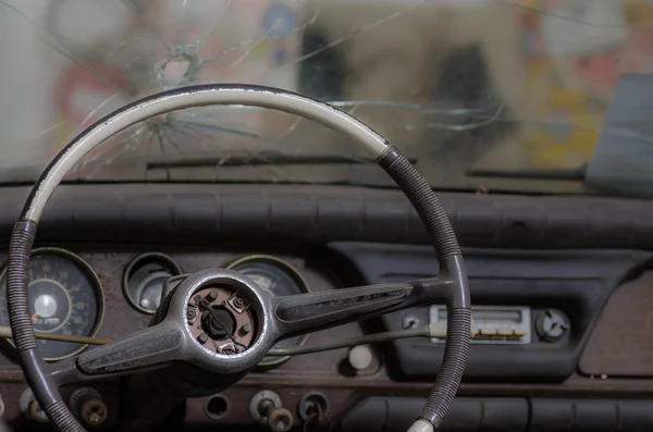 Carro com buraco de bala — Fotografia de Stock