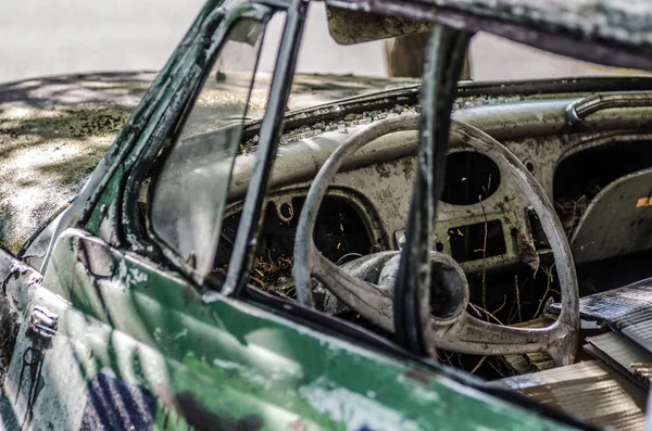 カラフルな古典的な車のステアリングホイール — ストック写真