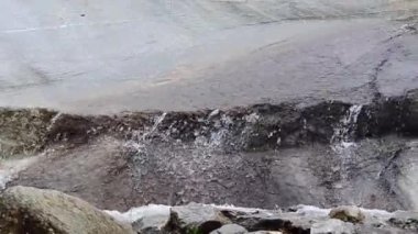 kayalar üzerine sığ su