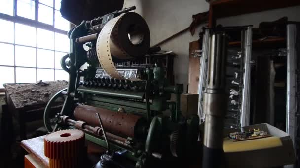 Старая штамповочная машина на заводе в движении — стоковое видео