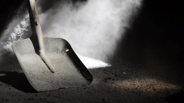 Лопата с пылью на заводе — стоковое видео