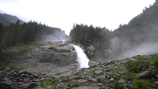 Высокий водопад под дождем — стоковое видео