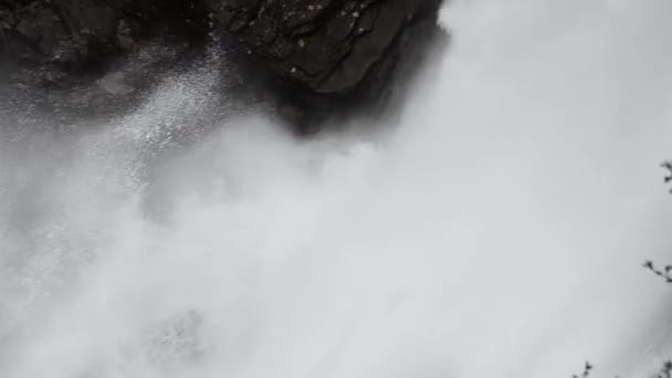 Großer schöner Wasserfall — Stockvideo