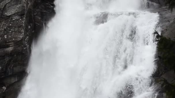 Schöne Wasserfall-Ansicht Bewegung — Stockvideo