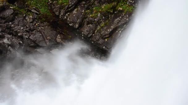 Agua salvaje en la cascada — Vídeo de stock