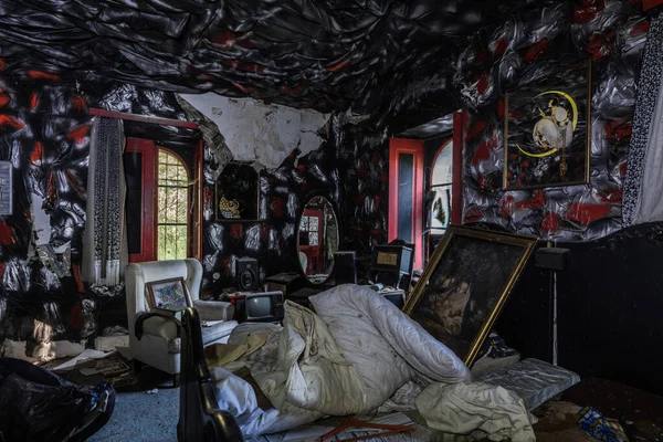 Dormitorio Espeluznante Cazador Abandonado Con Objetos — Foto de Stock