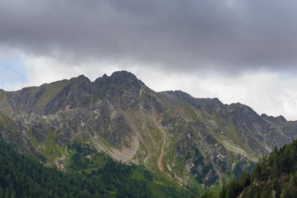 Kantige Berge Mit Regenwolken Den Bergen Sommer — Stockfoto