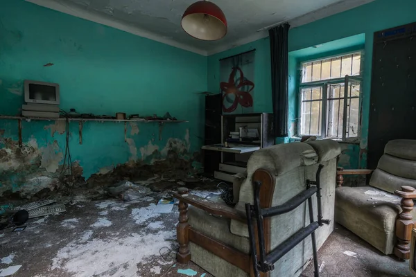 Viejo Ordenador Con Sillón Una Habitación Verde Una Casa —  Fotos de Stock