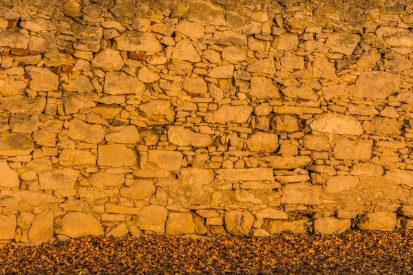 Parede Velha Feita Pedras Sol Quente Brilhante Outono — Fotografia de Stock