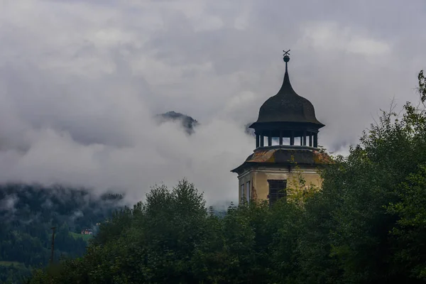 Vieja Torre Del Castillo Las Montañas Con Rainclouds Blancos Densos — Foto de Stock