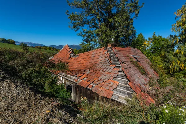 Velha Casa Abandonada Com Telhado Desmoronado País Natureza Verde — Fotografia de Stock