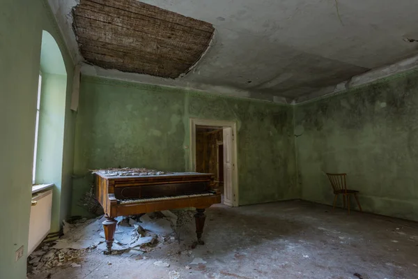 Vieux Piano Avec Plafond Effondré Une Pièce Verte Une Maison — Photo