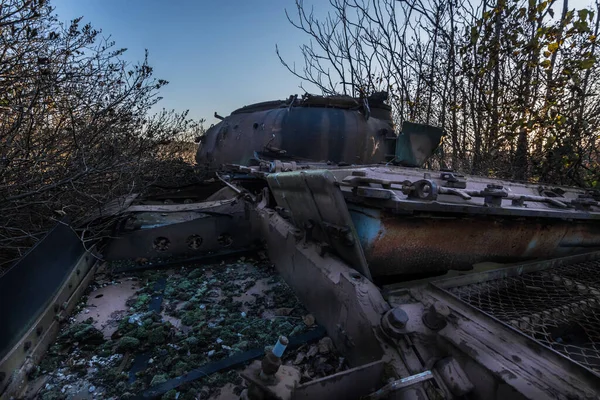 Gammal Rostig Tank Med Grön Mossa Naturen Detalj — Stockfoto